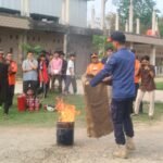 Senkom Banten sedang mempraktekan simulasi pemadaman api saat kebakaran. Foto Lines