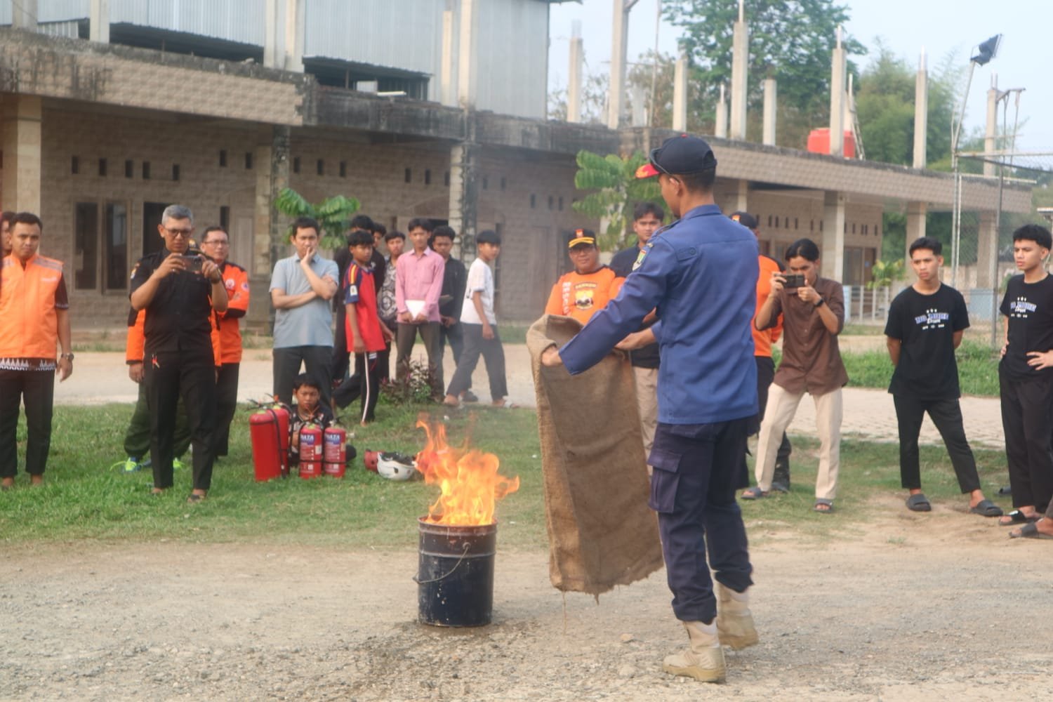 Senkom Banten sedang mempraktekan simulasi pemadaman api saat kebakaran. Foto Lines